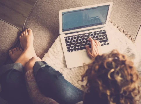 Tu operador te oculta esto: el botón trasero del router que debes pulsar ya si tu internet va lento y a tirones Tu operador te oculta esto: el botón trasero del router que debes pulsar ya si tu internet va lento y a tirones