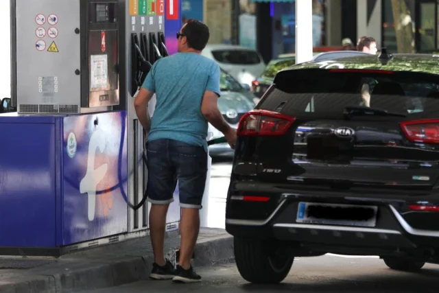 Análisis de la OCU: el peor día para echar gasolina y el método para ahorrar por cada depósito de combustible