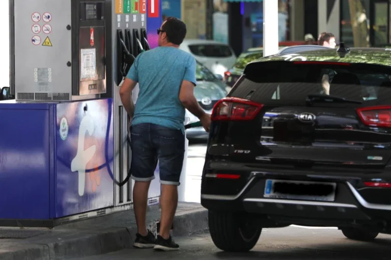 Análisis de la OCU: el peor día para echar gasolina y el método para ahorrar por cada depósito de combustible