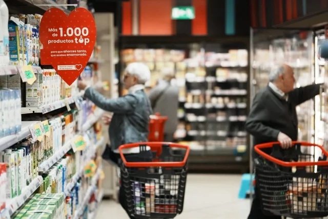 Así golpea la 'baratoflación' que provoca que los alimentos básicos se encarezcan mucho más que los productos de lujo