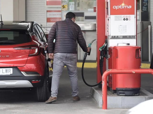 Así ha cambiado el precio de la gasolina en un año en Madrid, Barcelona, Valencia, Sevilla, Málaga y Zaragoza