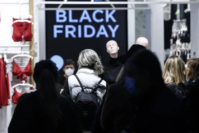 Black Friday y la locura de las compras online: cuánto gastará el español de media y qué categorías arrasan