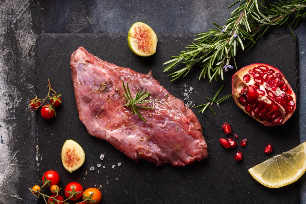 Iñaki Goikoetxea insiste en que el atemperado es el primer paso, pero hay otros gestos que marcan la diferencia al cocinar la carne. Fuente: Freepik
