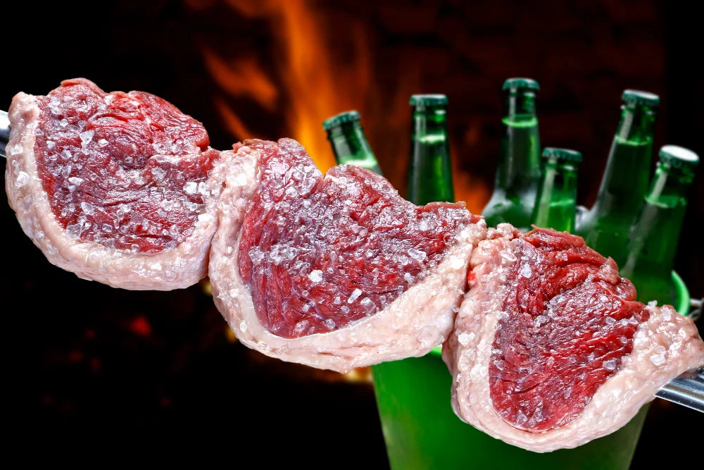 Entender el proceso completo, desde la elección del producto hasta el emplatado, convierte el acto de cocinar carne en una experiencia gratificante. Fuente: Freepik
