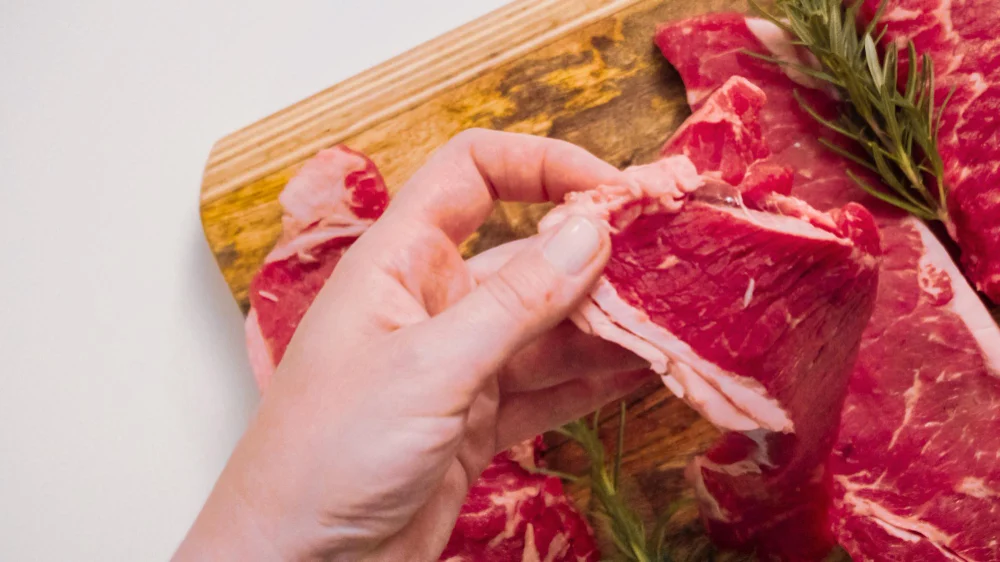 En esta sección te explicamos el concepto de "atemperar" la carne, el ritual que siguen los expertos para garantizar un resultado tierno y jugoso.  Fuente: Freepik
