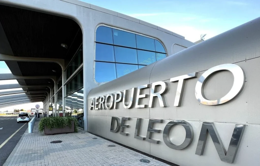Valladolid, Santiago y otros aeropuertos sufren la huella de Ryanair con un bajón descomunal de pasajeros 3 En Galicia, el aeropuerto de Santiago ha perdido 280.000 pasajeros en cinco meses