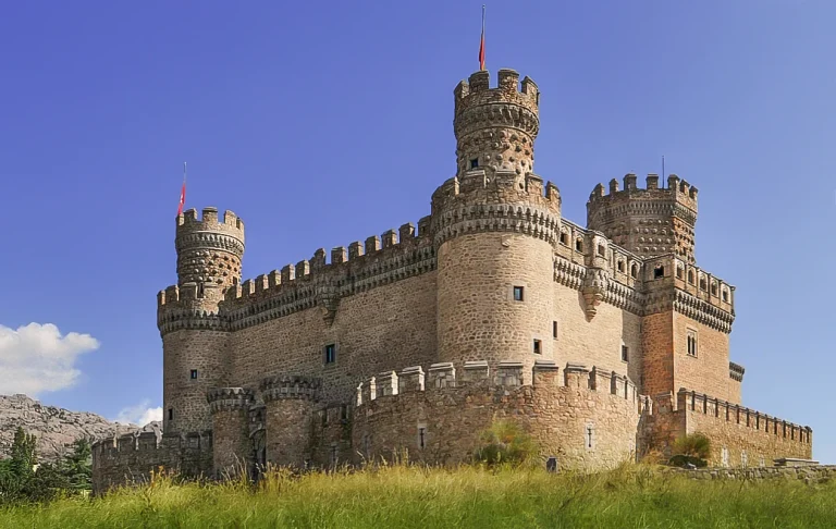 “El fantasma real del Castillo de Manzanares: los expertos solo aceptan visitas guiadas en noviembre por el riesgo de ataques inexplicables”