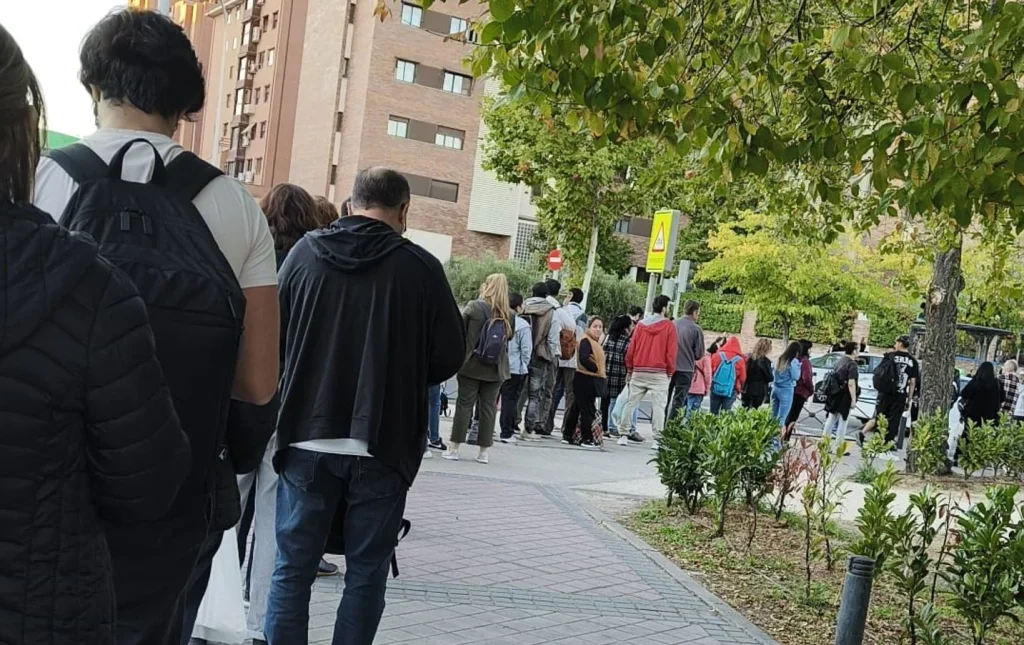 La crisis de Cercanías desnuda la inoperancia de un Óscar Puente enfrascado en el "y tú más" 2 Colas para los autobuses lanzadera tras el descarrilamiento de un tren de Cercanías