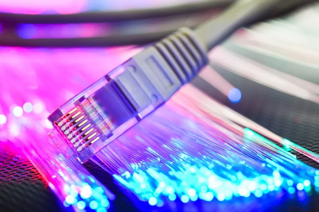 Comparativa entre fibra óptica y Starlink para elegir la mejor conexión a Internet