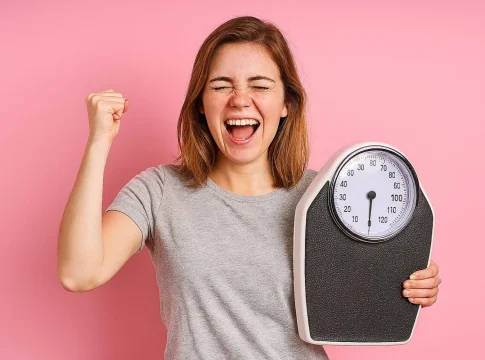 El nuevo método de los científicos promete una pérdida de peso espectacular y que es 5 veces más eficaz que Ozempic Mujer feliz mostrando pérdida de peso con báscula
