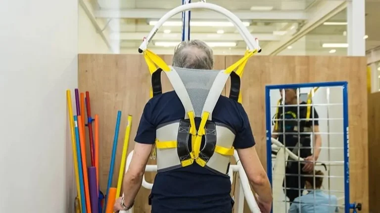 Cuidadores, medicina, alimentación... Cuánto cuesta vivir con ELA frente a los 10.000 euros que promete el Gobierno