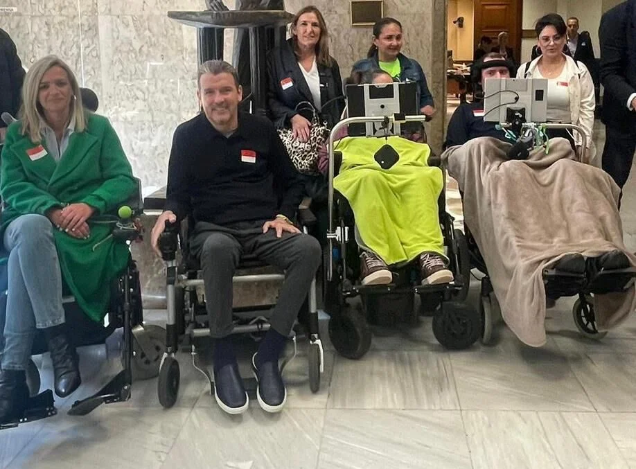 Cuidadores, medicina, alimentación... Cuánto cuesta vivir con ELA frente a los 10.000 euros que promete el Gobierno 2 Cuidadores y atención 24 horas: el verdadero corazón del día a día
