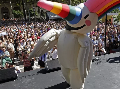 La verdadera historia de Curro, la mascota de la Expo: el oscuro secreto que esconde el pájaro de los pies de elefante La verdadera historia de Curro, la mascota de la Expo: el oscuro secreto que esconde el pájaro de los pies de elefante