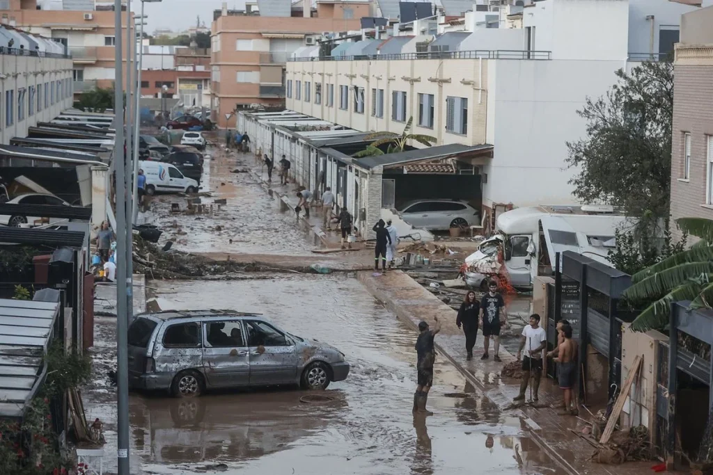Historias de la DANA, un año después: el rescate de un hombre ciego de 92 años y la búsqueda de dos cadáveres de niños 1 Una calle muy afectada por las riadas de la DANA en Valencia