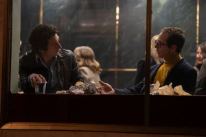 Jeremy Allen White como Bruce Springsteen y Jeremy Strong como Jon Landau