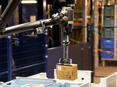 De 'robots' a 'compañeros' De 'robots' a 'compañeros': así intenta Amazon suavizar el impacto de su plan para sustituir empleados por máquinas