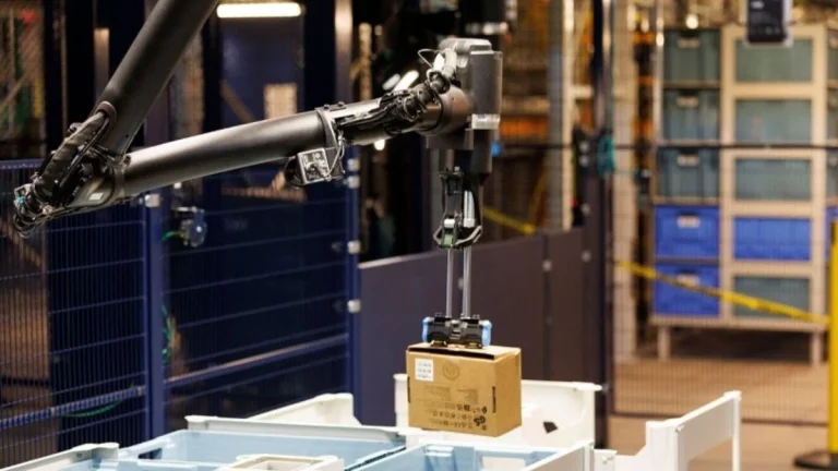 De 'robots' a 'compañeros': así intenta Amazon suavizar el impacto de su plan para sustituir empleados por máquinas