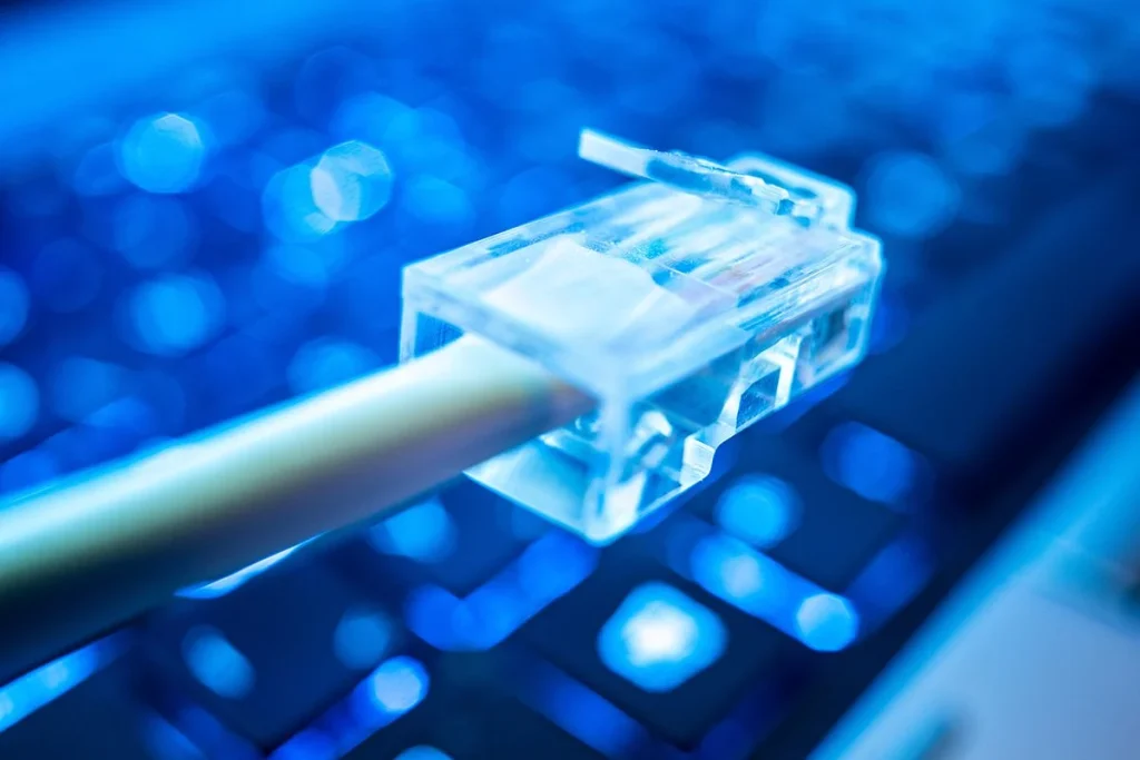 La tecnología del futuro ya está aquí: transmisión de datos 45% más veloz que la fibra óptica tradicional 3 Desarrollo tecnológico revoluciona la transmisión de datos al superar la fibra óptica convencional