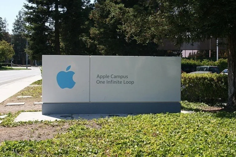 Duras críticas a los nuevos sistemas de verificación de edad de Apple: falta de privacidad y de libertad de acceso