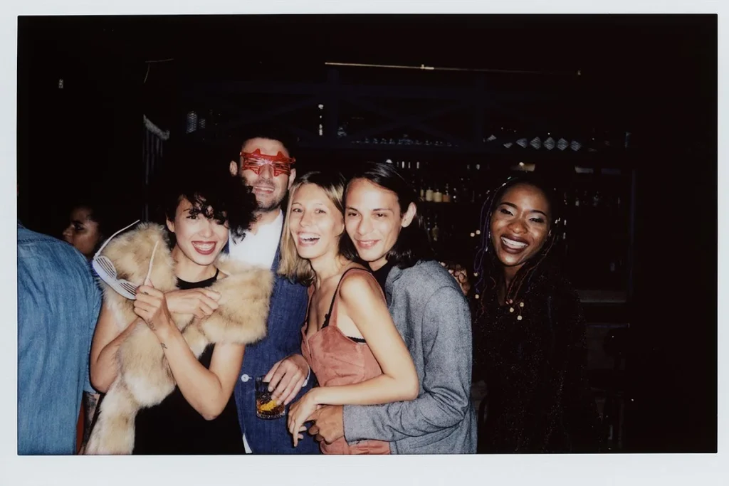 Tu artista favorito en versión Polaroid: el truco con IA que conquista las redes sociales 3 Efecto Polaroid con inteligencia artificial transforma retratos de artistas en tendencia viral