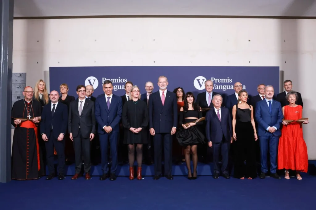 El Rey Felipe VI y Aitana reflejan conexión en la posición de sus cabezas