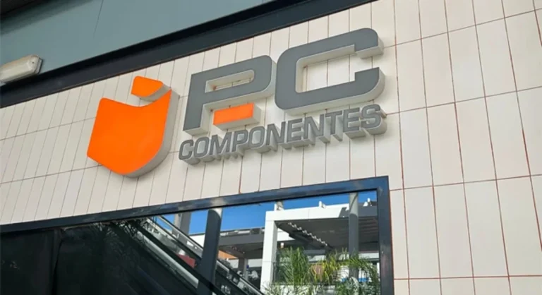 El chollo del año en PcComponentes: La Smart TV 4K para gaming y cine que baja de 900 a 300 euros y tienes pocas horas para ir por ella
