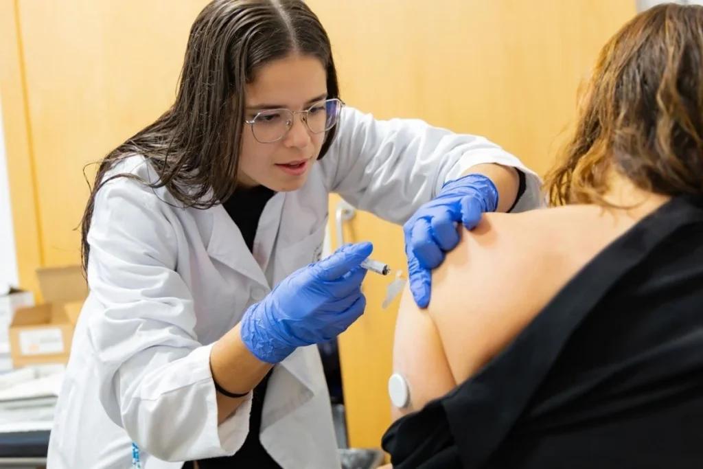 Las bajas médicas se disparan y la Seguridad Social ya gasta 1.500 millones al mes en medio de alertas de fraudes y falta de control 1 El coste que no vemos: ¿quién paga realmente las bajas?