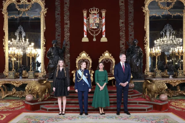 El inesperado gesto entre Felipe VI y Leonor, la complicidad con la infanta Sofía y una perfecta reverencia: Los momentos más destacados de la Familia Real en la Fiesta Nacional
