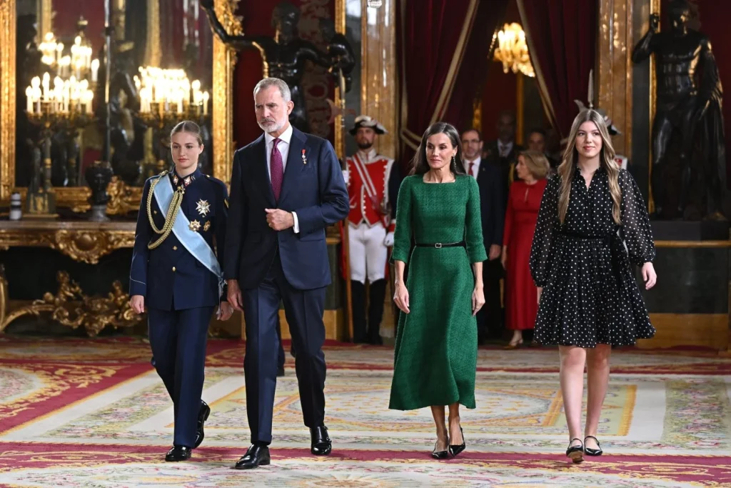 El significado de la presencia de Leonor junto al rey Felipe VI en el desfile y el estreno de la infanta Sofía 