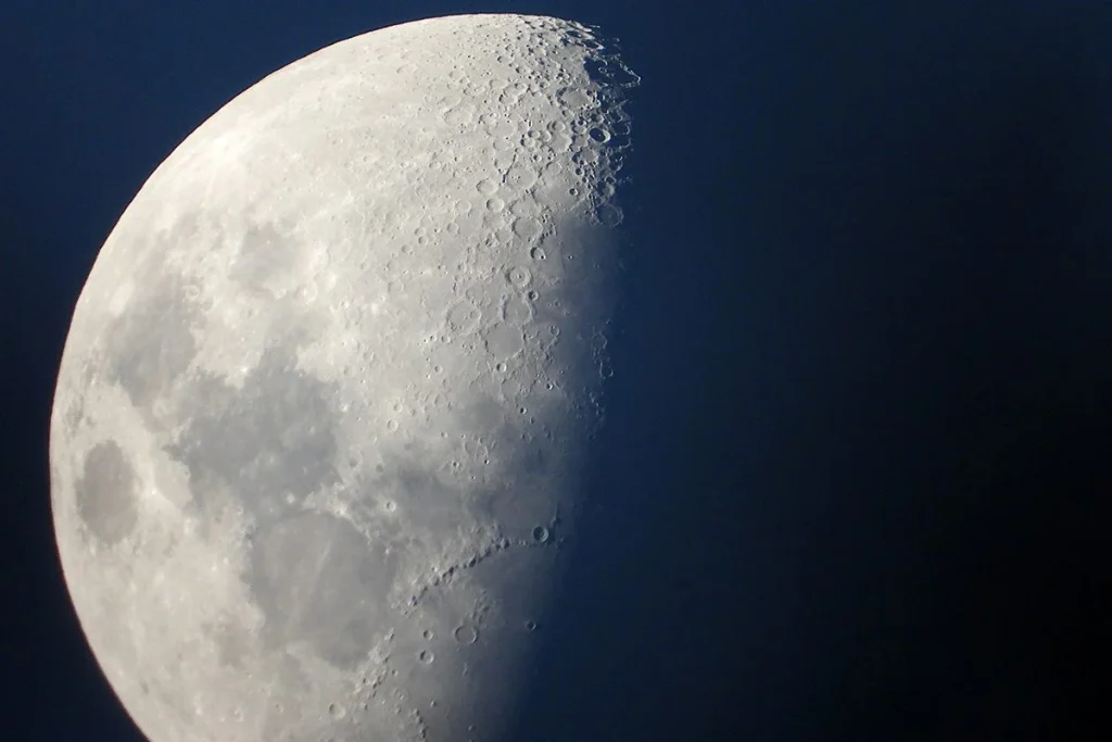 El tesoro oculto en los cráteres lunares impulsa la investigación astronómica