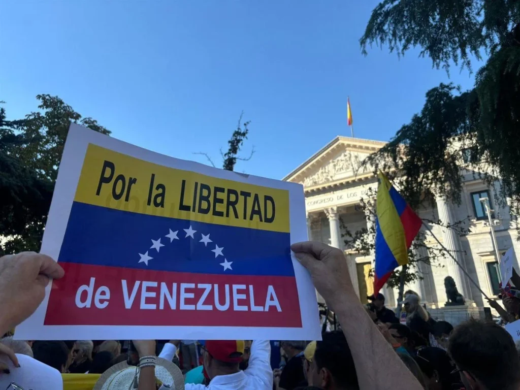 Los venezolanos huyen a España por la crisis y el veto: los vuelos a Madrid no tienen plazas hasta 2026 4 España, refugio y renacer