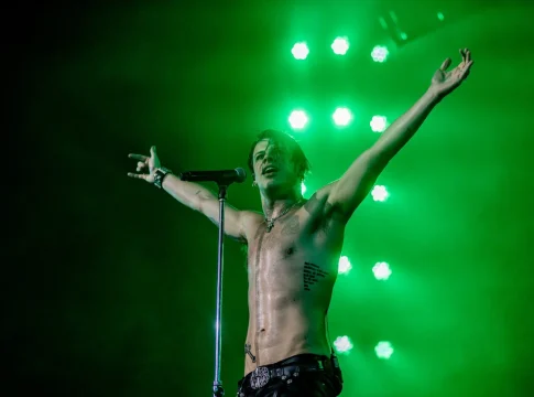 Pie de Foto: El artista británico Yungblud durante su concierto en el Palacio Vistalegre Arena, a 6 de octubre de 2025, en Madrid (España). Fuente: Agencias