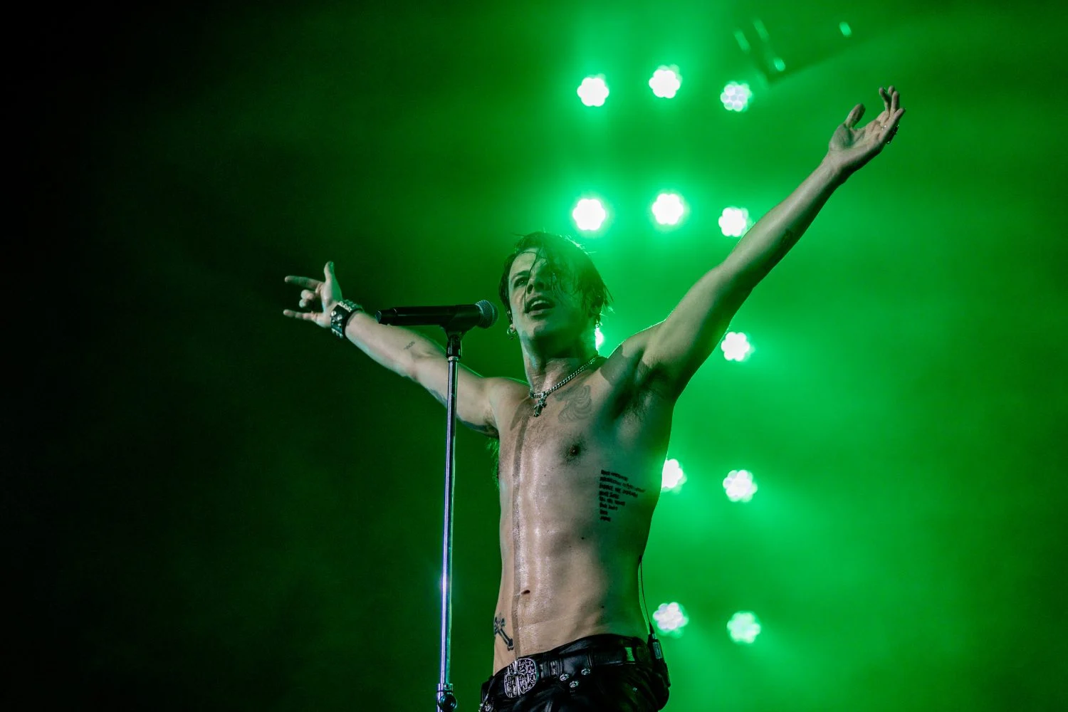 Pie de Foto: El artista británico Yungblud durante su concierto en el Palacio Vistalegre Arena, a 6 de octubre de 2025, en Madrid (España). Fuente: Agencias