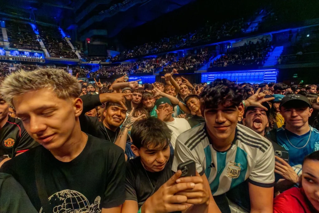 Un puente entre el trap y el punk: Duki en el Movistar Arena de Madrid 1 Espectadores del cantante argentino Duki durante el segundo concierto ofrecido en el Movistar Arena. Agencias