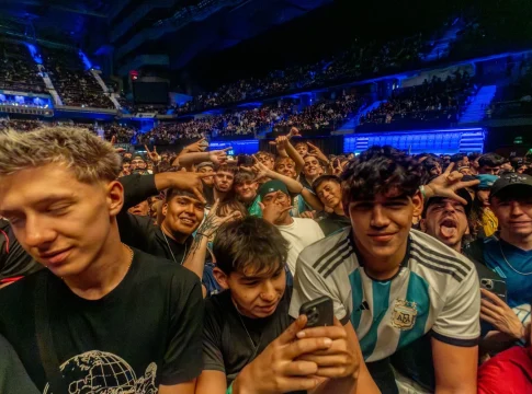 Espectadores del cantante argentino Duki durante el segundo concierto ofrecido en el Movistar Arena. Agencias