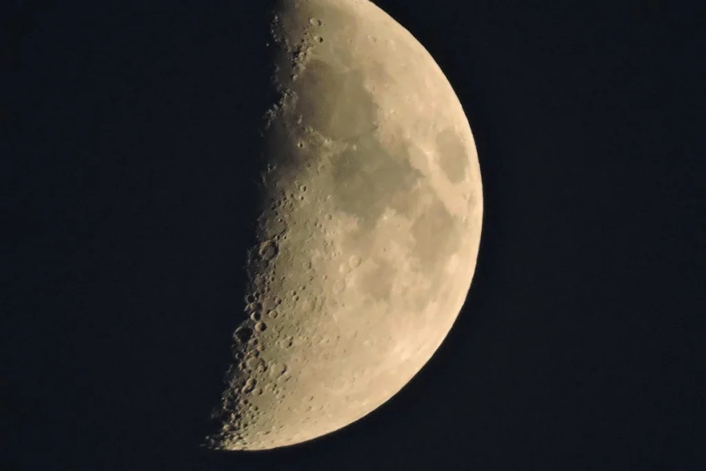Exploración lunar centrada en los cráteres por riquezas científicas y tecnológicas