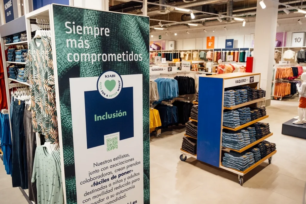 Kiabi avanza en la expansión de sus córners de segunda mano en la Península Ibérica 1 Expositor de Kiabi en una tienda