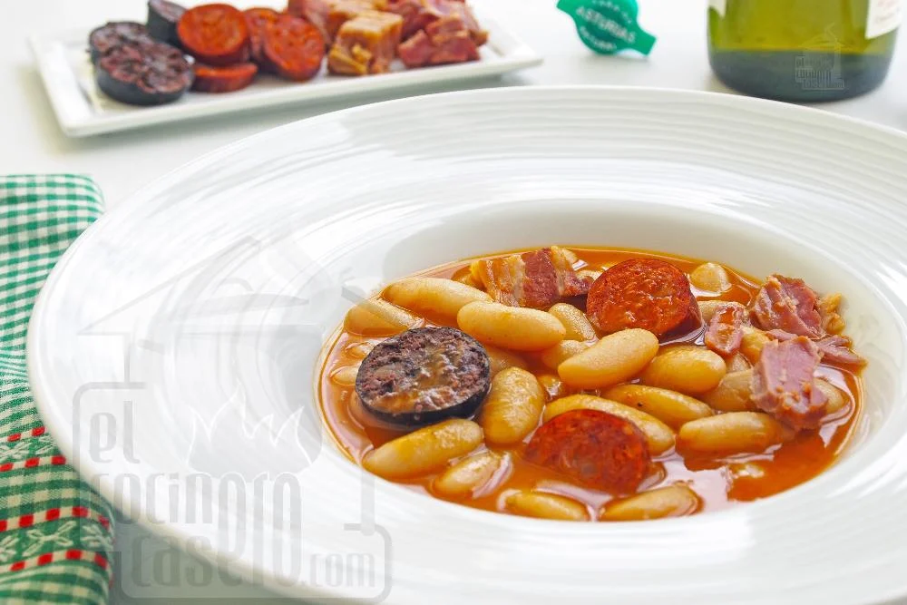 El verdadero test de una fabada superior no está solo en la calidad de la faba, sino en la caricia de su caldo. Fuente: Freepik
