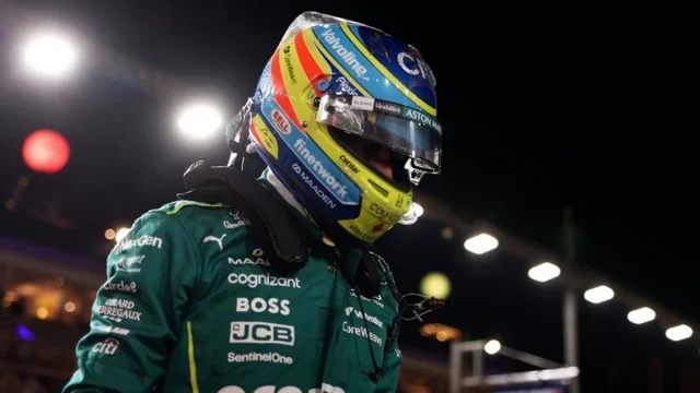 Fernando Alonso se mete en el barro