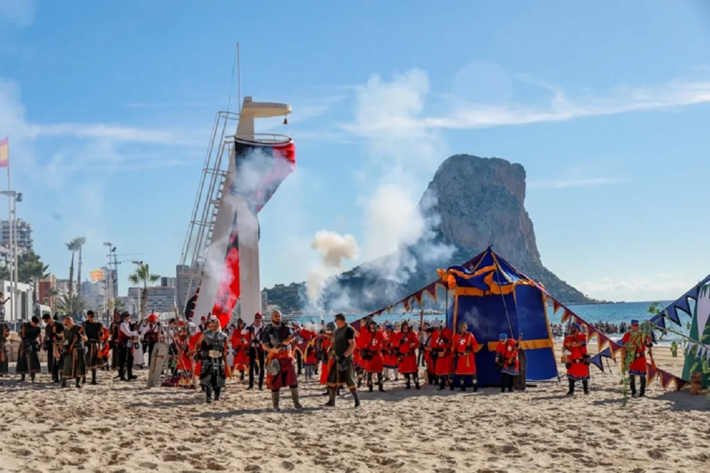 Calp se une en torno a sus fiestas de Moros y Cristianos: una tradición que une generaciones 3 Fiestas de Moros y Cristianos en Calp. El Desembarco y el Miracle