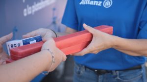 Allianz convierte el fin del triángulo de emergencia en arte y en un movimiento de prevención colectiva