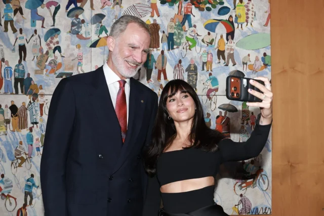 “Hay buen rollo entre ambos”: Un experto en expresión no verbal revela un curioso detalle en el selfie de Aitana y el Rey Felipe VI