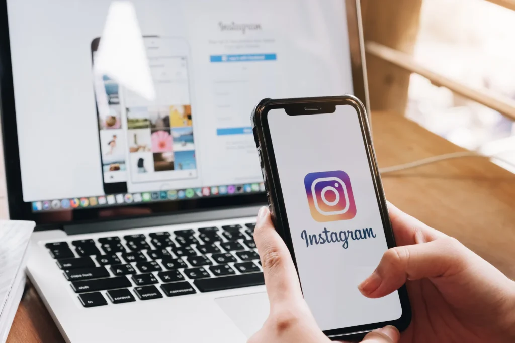 Carlos Ruiz (45), ingeniero: "Instagram guarda todo lo que buscas: este botón oculto elimina tu rastro para siempre". 2 Una vez que conoces la existencia de esta función, el proceso para limpiar tu rastro en Instagram es sorprendentemente sencillo y liberador. Fuente: Freepik