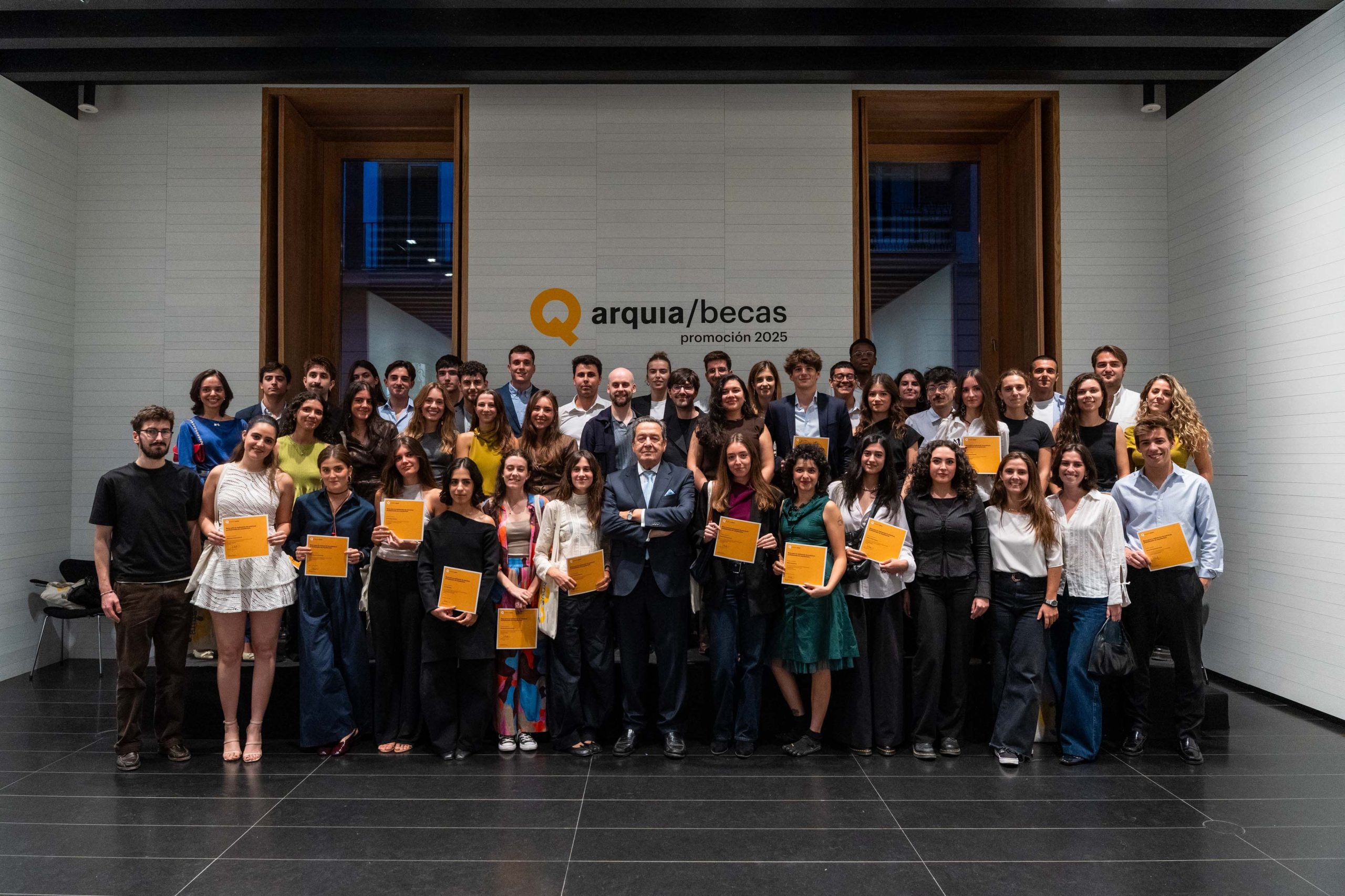 Javier Navarro presidente de la Fundacion Arquia junto a los becados de esta edicion Foto de Jaime Erice baja 1 scaled