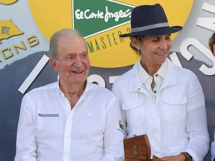 Juan Carlos I y Elena: De la desconfianza a la complicidad absoluta con el tema de Marta Gayà