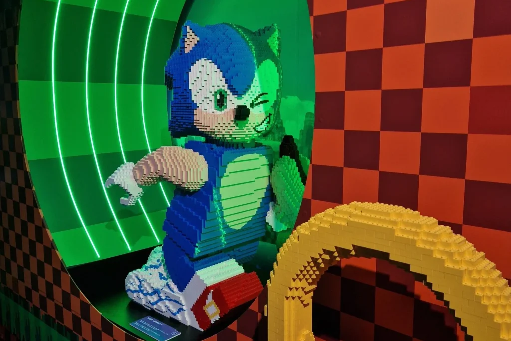 Un museo para jugar a Super Nintendo, Mega Drive o PS5: así celebran Madrid y Málaga 70 años de historia de los videojuegos 2 Un Sonic de LEGO en el Museo del Videojuego de Madrid