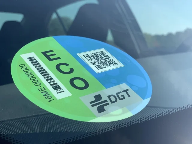 La DGT impone nuevas pegatinas para los coches y cambia la movilidad en las ciudades