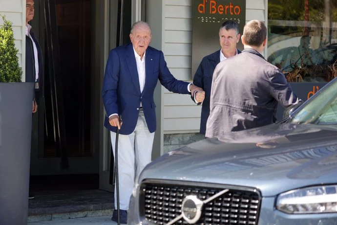 Juan Carlos I chantajea a Felipe VI con el contenido de sus memorias si no le permite volver a España y hacer su última voluntad 2 La búsqueda de casa en Galicia estaría a cargo de su hija Elena