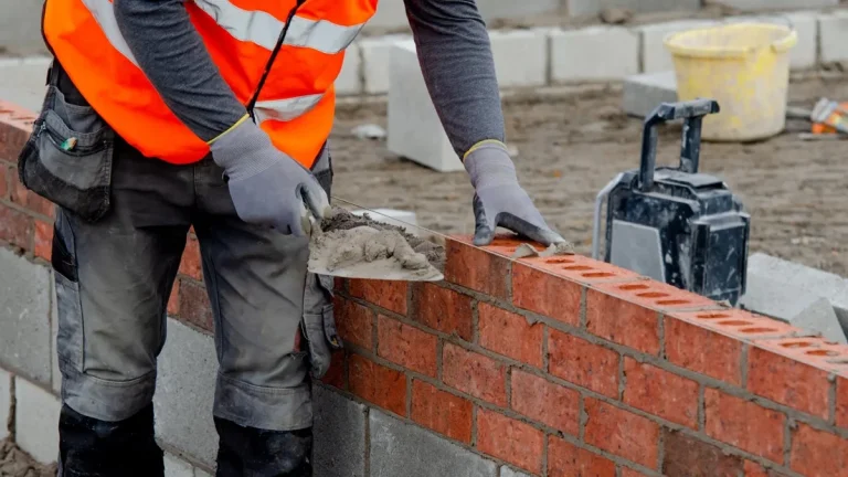 La realidad de ser albañil en España: carga de trabajo, subcontratas y sueldos problemáticos