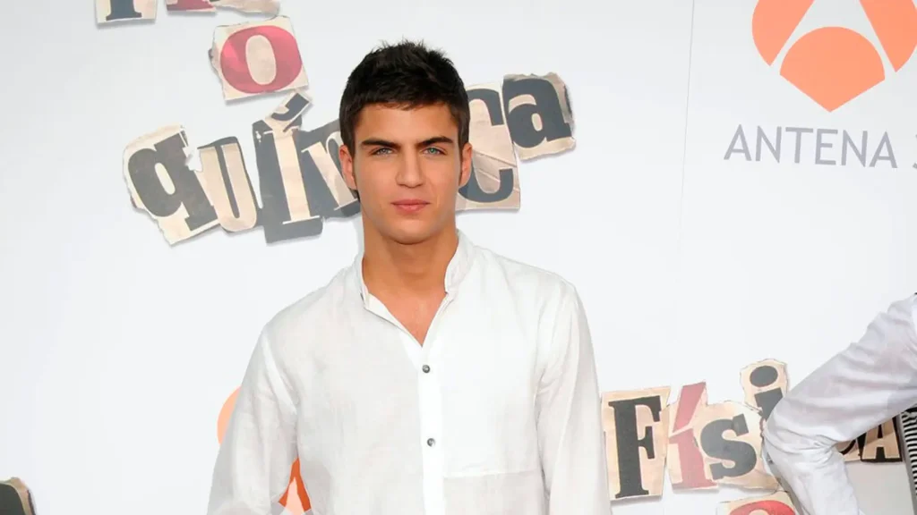 Actor de 'Física o Química' rompe el silencio y confiesa que sufrió bullying por parte de sus compañeros porque le tenían envidia: "La ambición no tiene edad" 1 La revelación de Maxi Iglesias de 'Física o Química' en el podcast ‘Malas Personas’